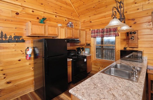 Sevierville Cabin | Pioneer Place - Arcade Games, Mountain Views, Hot Tub