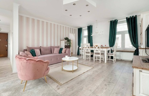 Srodmiescie Apartment | Piotrkowska 92 | Stylish Apartment | Desk