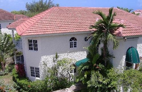 Runaway Bay Apartment | PIPERS COVE RESORTS jjc