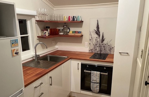 Riverton House | Pipi Point (Beach cottage, 50 metres from shore)