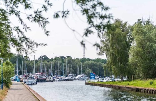 Muritz Apartment | Pirate 1200 K - license-free houseboat - KUHNLE-TOURS Hafendorf Müritz