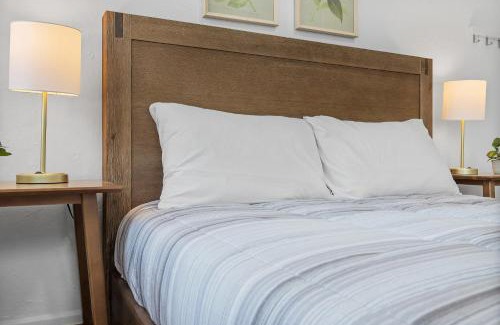 Shadyside House | Pittsburgh Shadyside 1A Bright and Stylish Private Bedroom with Shared Bathroom