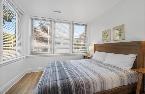 Shadyside House | Pittsburgh Shadyside 1A Bright and Stylish Private Bedroom with Shared Bathroom