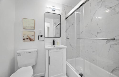 Shadyside House | Pittsburgh Shadyside 1A Bright and Stylish Private Bedroom with Shared Bathroom