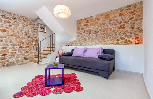 Pitve Villa | Pitve Villa Sleeps 14 Pool Air Con WiFi