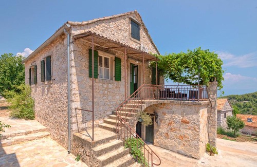 Pitve Villa | Pitve Villa Sleeps 14 Pool Air Con WiFi