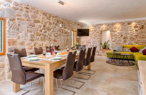 Pitve Villa | Pitve Villa Sleeps 14 Pool Air Con WiFi