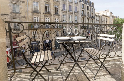 Hotel de Ville - Quinconces Apartment | Place du Palais Bordeaux Historic Centre, balcony
