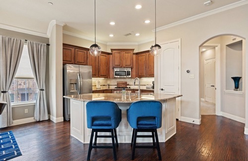 Legacy Park House | Plano Luxurious Shops of Legacy Townhome. n
