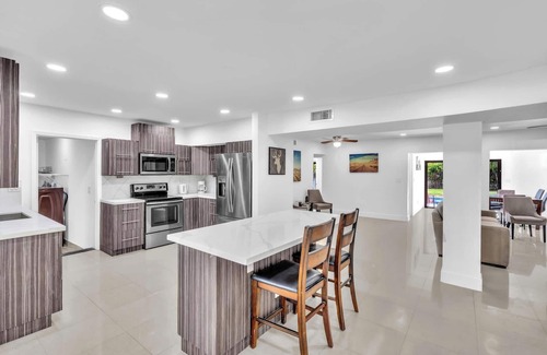 Plantation House | PLANTATION OASIS Spacious 5-bedroom 3 bathrooms house with pool/hottub