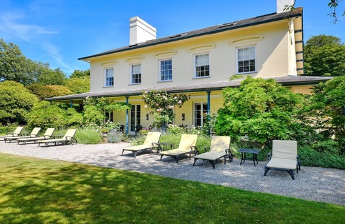 Efailnewydd Cottage | Plas Bodegroes - a dog that sleeps 22 guests in 11 bedrooms