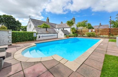 Garn Fadryn House | Plas Newydd with Swimming Pool, Fire Pit, and Log Fires