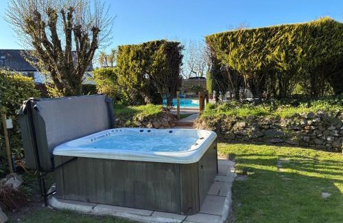 Garn Fadryn House | Plas Newydd with Swimming Pool, Fire Pit, and Log Fires