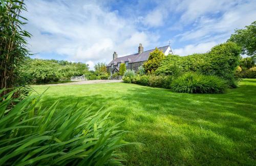 Garn Fadryn House | Plas Newydd with Swimming Pool, Fire Pit, and Log Fires
