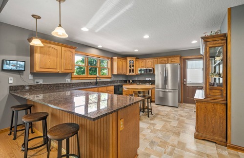 Logan Cabin | Play set-Panoramic Lake View-Hot Tub-Covered Decks-Game Room-Kayaks-Canoes-Bikes