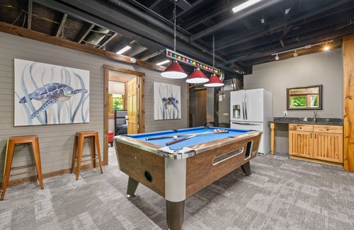 Logan Cabin | Play set-Panoramic Lake View-Hot Tub-Covered Decks-Game Room-Kayaks-Canoes-Bikes