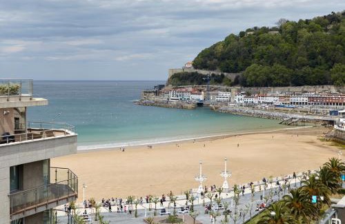 San Sebastian Centro Apartment | Playa de La Concha 7 by FeelFree Rentals