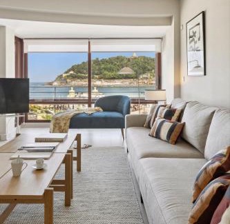 San Sebastian Centro Apartment | Playa de La Concha 9 by FeelFree Rentals