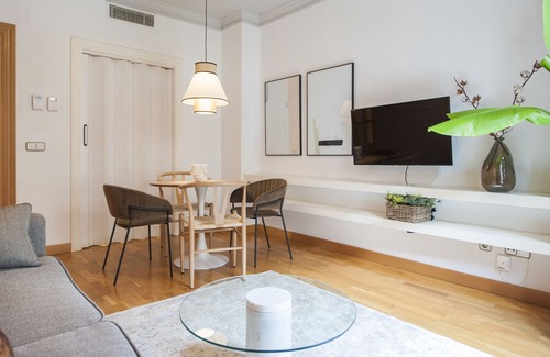 Chueca Apartment | Plaza de Cibeles II-Cozy Apartment in Madrid City Center