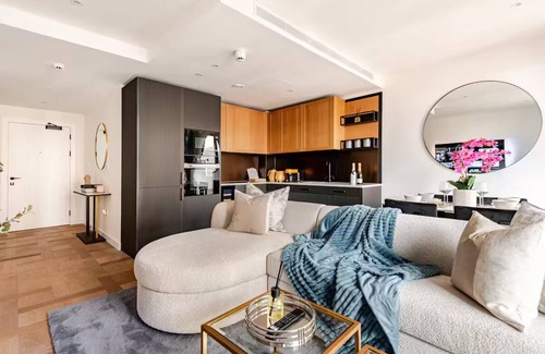 Wapping Apartment | Pleasant 2 Bed Modern Apartment with AC & Balcony