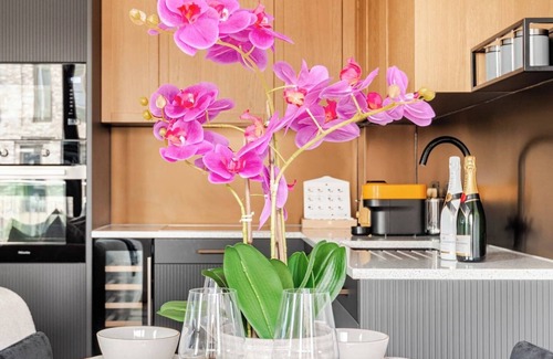 Wapping Apartment | Pleasant 2 Bed Modern Apartment with AC & Balcony
