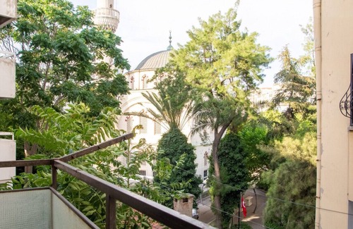 Alsancak Apartment | Pleasant and Central Flat with Balcony in Alsancak