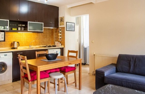 Alsancak Apartment | Pleasant and Central Flat with Balcony in Alsancak