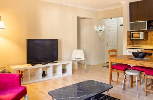 Alsancak Apartment | Pleasant and Central Flat with Balcony in Alsancak