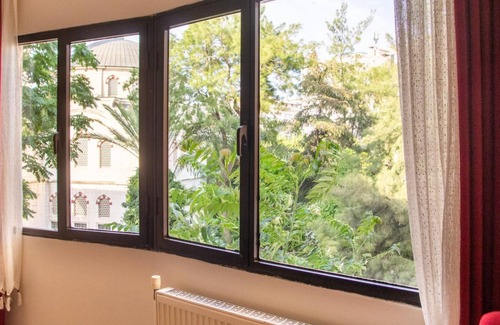 Alsancak Apartment | Pleasant and Central Flat with Balcony in Alsancak