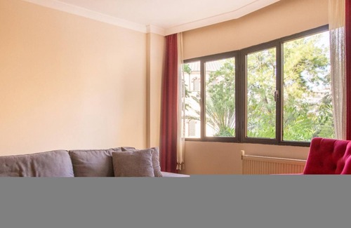 Alsancak Apartment | Pleasant and Central Flat with Balcony in Alsancak