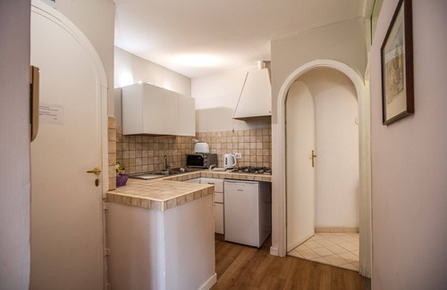 Rione VI Parione Apartment | Pleasant and quiet apartment situated on Via dei Cappellari, in the heart of historic center.
