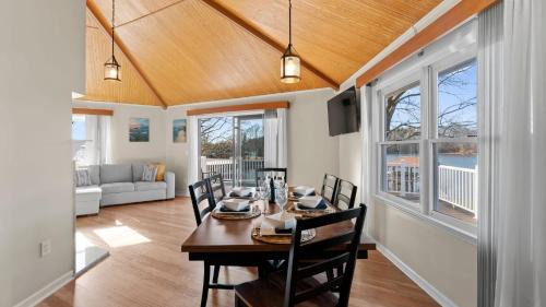 Mooresville House | Pleasant Cove Waterfront Getaway with Fire Pit Deck and Lake Views