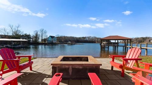 Mooresville House | Pleasant Cove Waterfront Getaway with Fire Pit Deck and Lake Views
