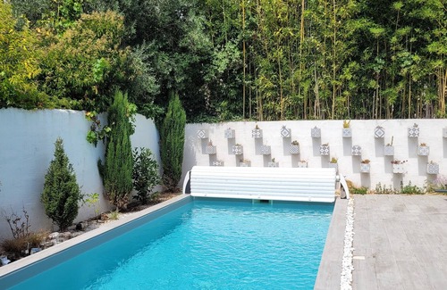 Merignac House | Pleasant house sleeps 10 with swimming pool and air conditioning, ideal for a family or group of friends.