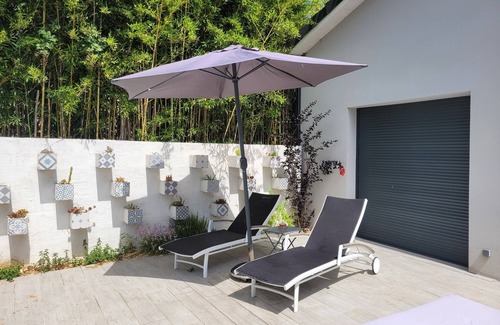 Merignac House | Pleasant house sleeps 10 with swimming pool and air conditioning, ideal for a family or group of friends.