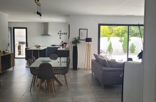 Merignac House | Pleasant house sleeps 10 with swimming pool and air conditioning, ideal for a family or group of friends.