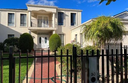 Taylors Lakes House | Pleasant Private Room in Taylors Lake Near Melbourne Airport