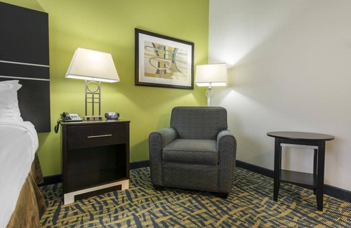 Savannah Hotel | Pleasant Stay! Unit w/Parking, Near Savannah-Ogeechee Museum!