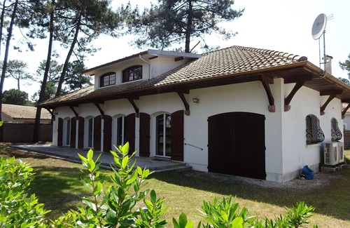 Biscarrosse Plage Apartment | Pleasant villa on a fenced and wooded plot