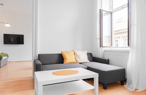 Wahring Apartment | Pleasing 2BR Apt. AKH-Perfect for Groups
