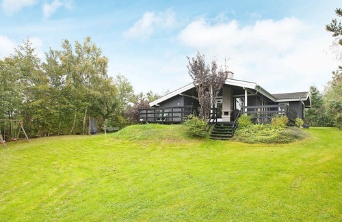 Bønnerup Strand House | Pleasing Holiday Home in Glesborg with Terrace