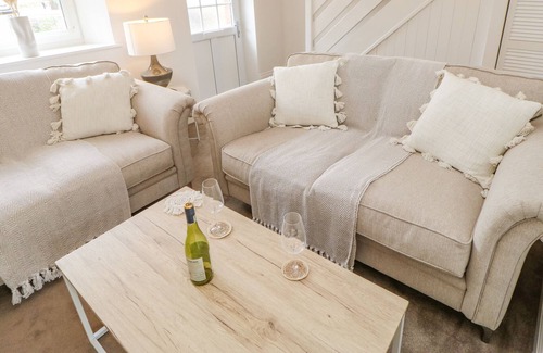 How Cottage | PLOUGHMANS COTTAGE, pet friendly, with a garden in Corby Hill