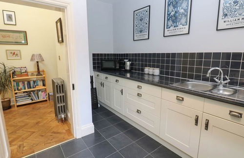 Castleton Cottage | PLUM TREE COTTAGE, pet friendly, with a garden in Castleton