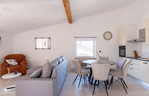 Bezjaki Apartment | Plush Apartment in Rijeka with Hot Tub and near the Sea