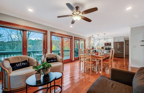 East Stroudsburg Cabin | Poconos Idyllic Lakefront House 12ppl Gameroom Hot Tub Firepit
