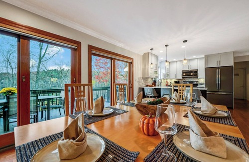 East Stroudsburg Cabin | Poconos Idyllic Lakefront House 12ppl Gameroom Hot Tub Firepit