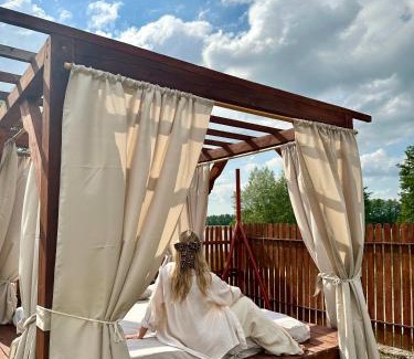 Miłomłyn Villa | Pod skrzydłami