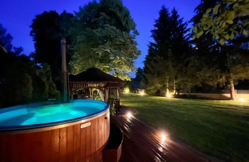 Karniewek Villa | POGO dom nad Narwią - 4 sypialnie, balia, własny pomost, plac zabaw