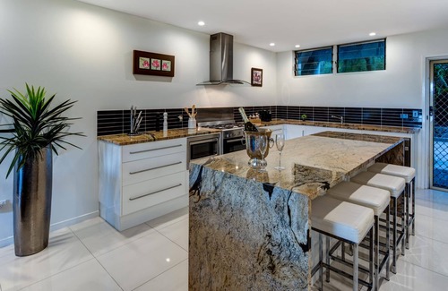 Hamilton Island Apartment | Poinciana 011 Hamilton Island - oceanviews, golf buggy and transfers