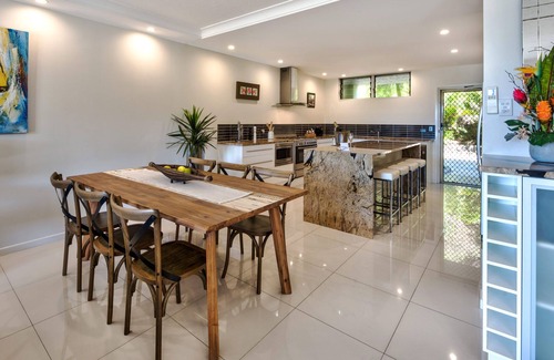 Hamilton Island Apartment | Poinciana 011 Hamilton Island - oceanviews, golf buggy and transfers